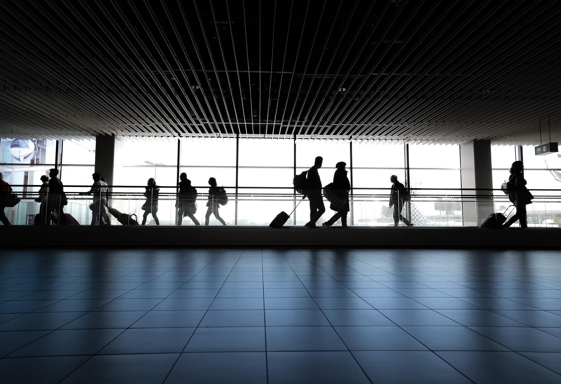 Viajantes caminhando em aeroporto